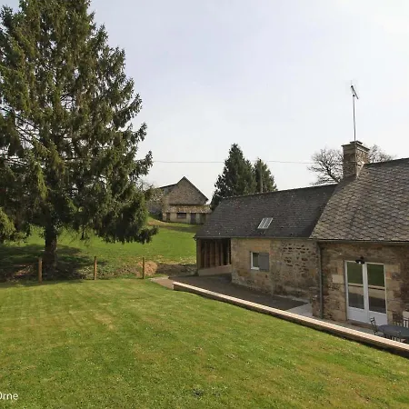 A La Campagne Avec Jardin, Terrasse Et Animaux, Pres De Bagnoles De L'orne - Fr-1-497-145 펜션 *